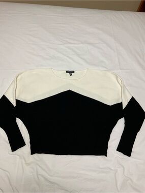 Ellen Tracy Bold Colorblock Knit Sweater - Size L. Black and Cream Dolman
